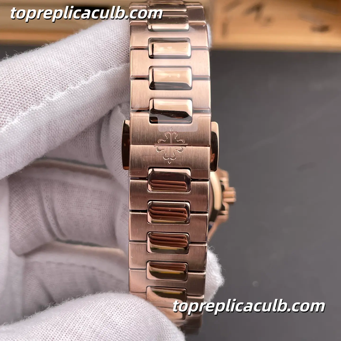 GR Factory Patek Philippe Nautilus Ladies Series 7118/1R-010 Super Clone Watch 35.2mm Rose Gold Dial Rose Gold Bracelet Integrated Automatic Movement - Image 9