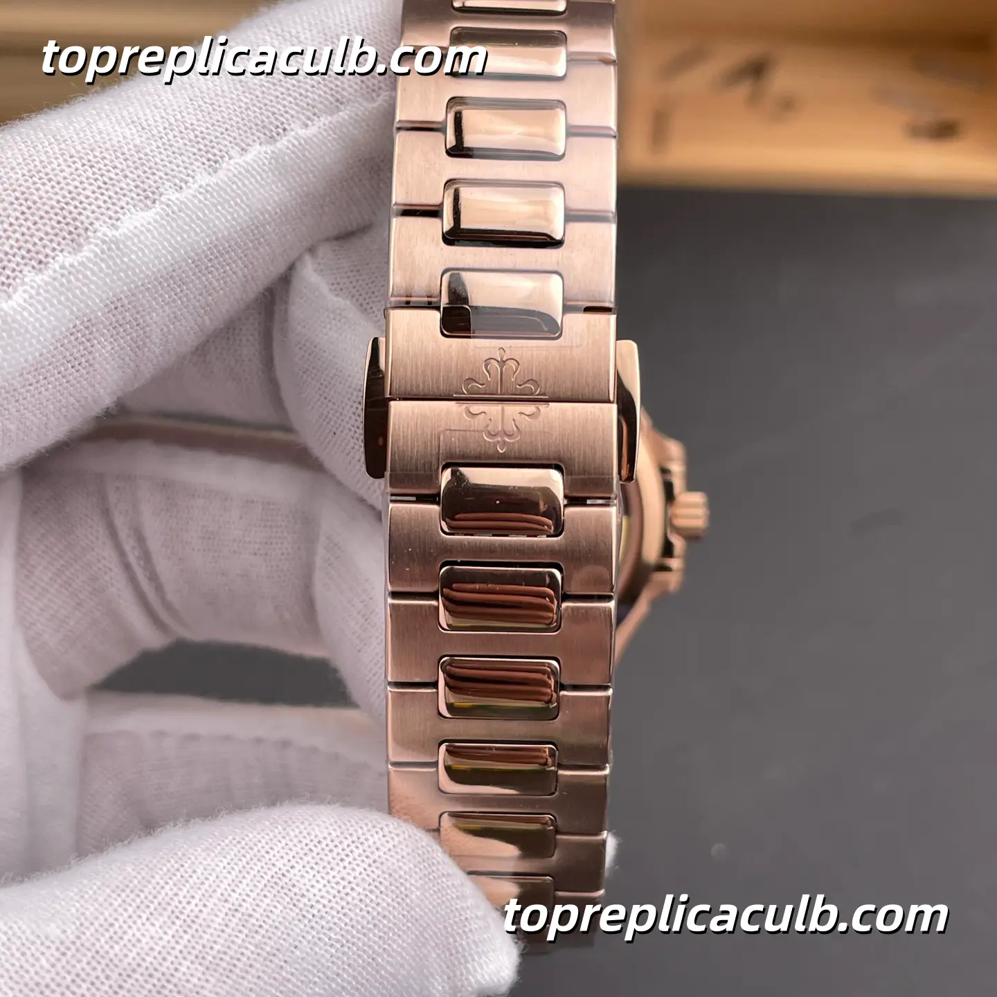 GR Factory Patek Philippe Nautilus Series 7118/1200R-001 Super Clone Watch 35.2mm Ivory Dial Diamond Bezel Rose Gold Bracelet Integrated Automatic Movement - Image 9