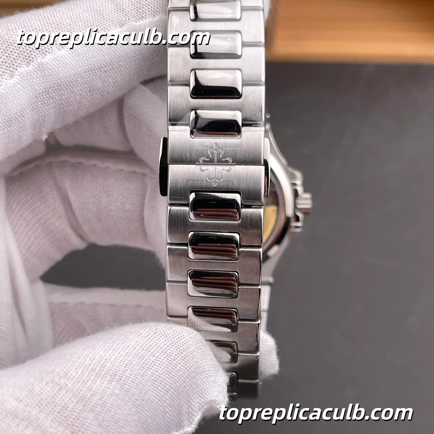 GR Factory Patek Philippe Nautilus Series 7118/1A-011 Super Clone Watch 35.2mm Gray Dial Stainless Steel Bracelet Integrated Automatic Movement - Image 9